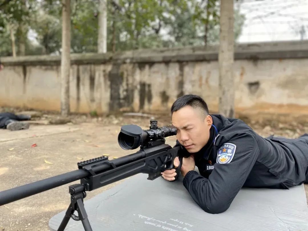 现任长沙市公安局特巡警支队第一特警大队中队长