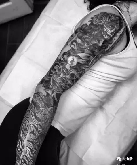 纹身| 女性黑灰的文艺花臂纹身