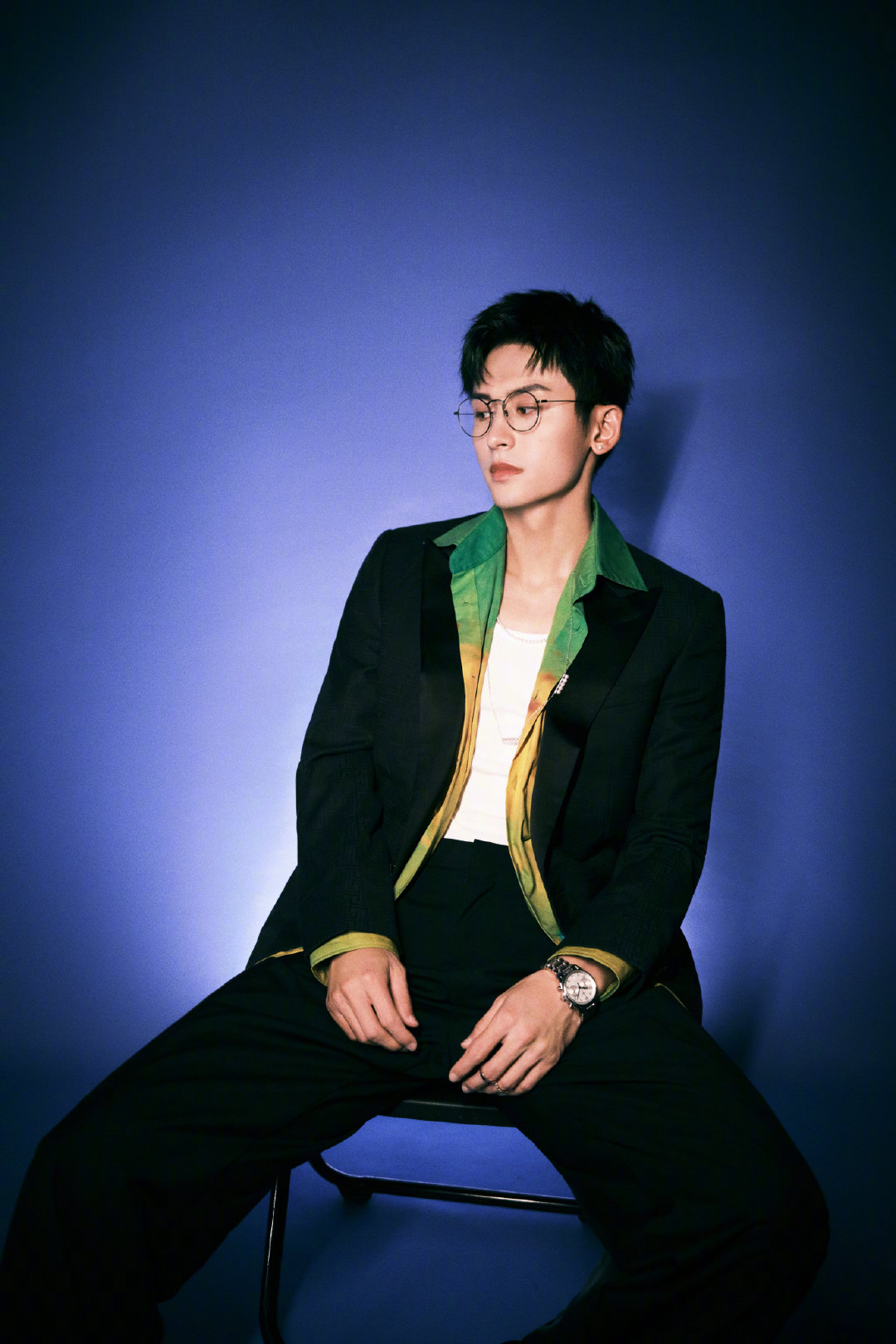 张哲瀚黑色西服墨绿色衬衫图片:瀚瀚绝美