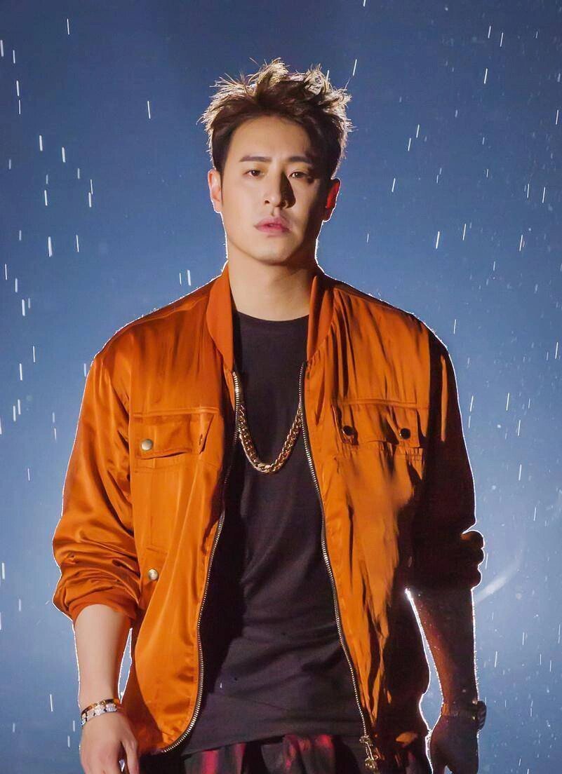 潘玮柏小13岁的老婆,空姐制服形象,一双大长腿格外吸睛!