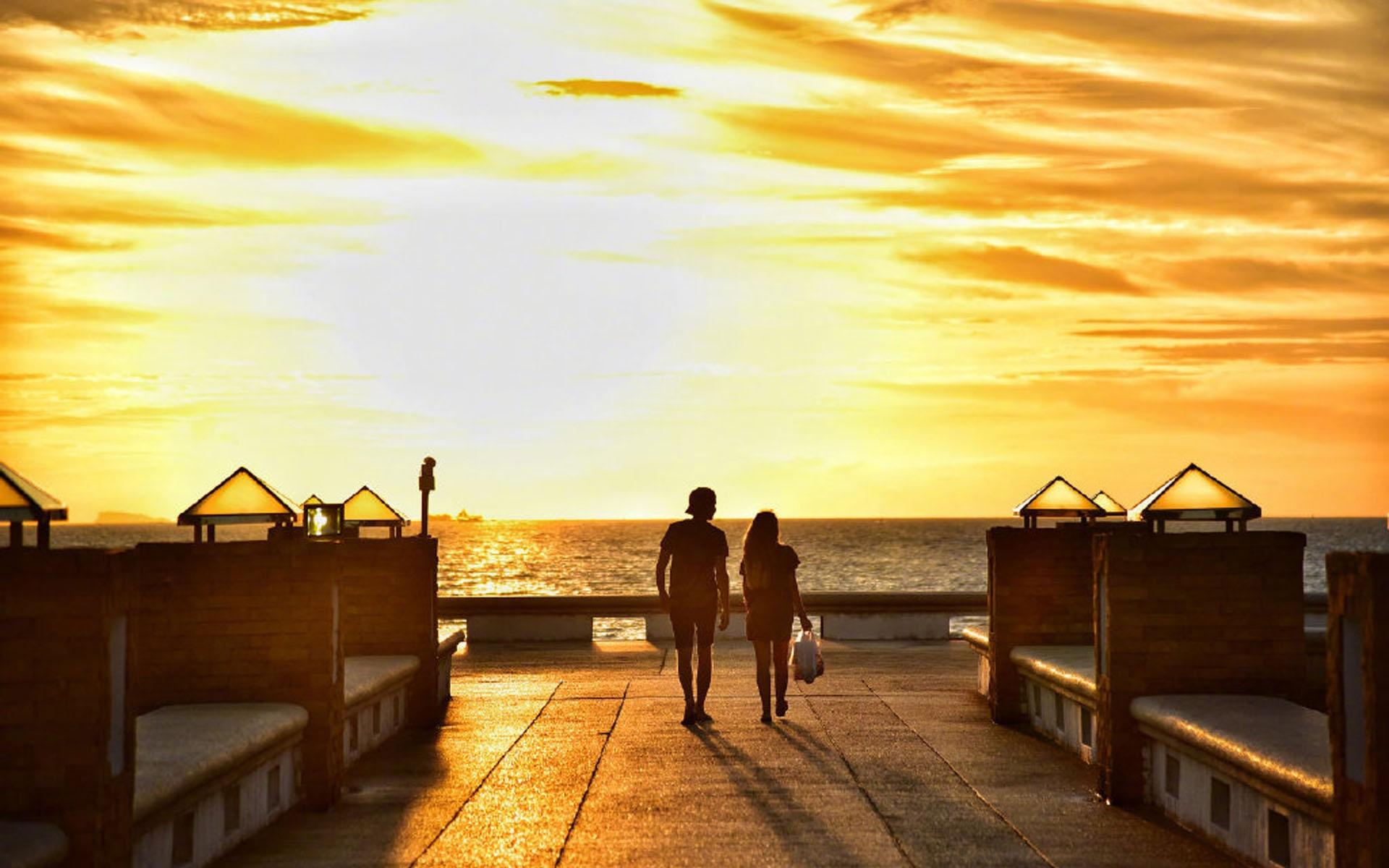 黄昏下的情侣背影1600x900分辨率查看