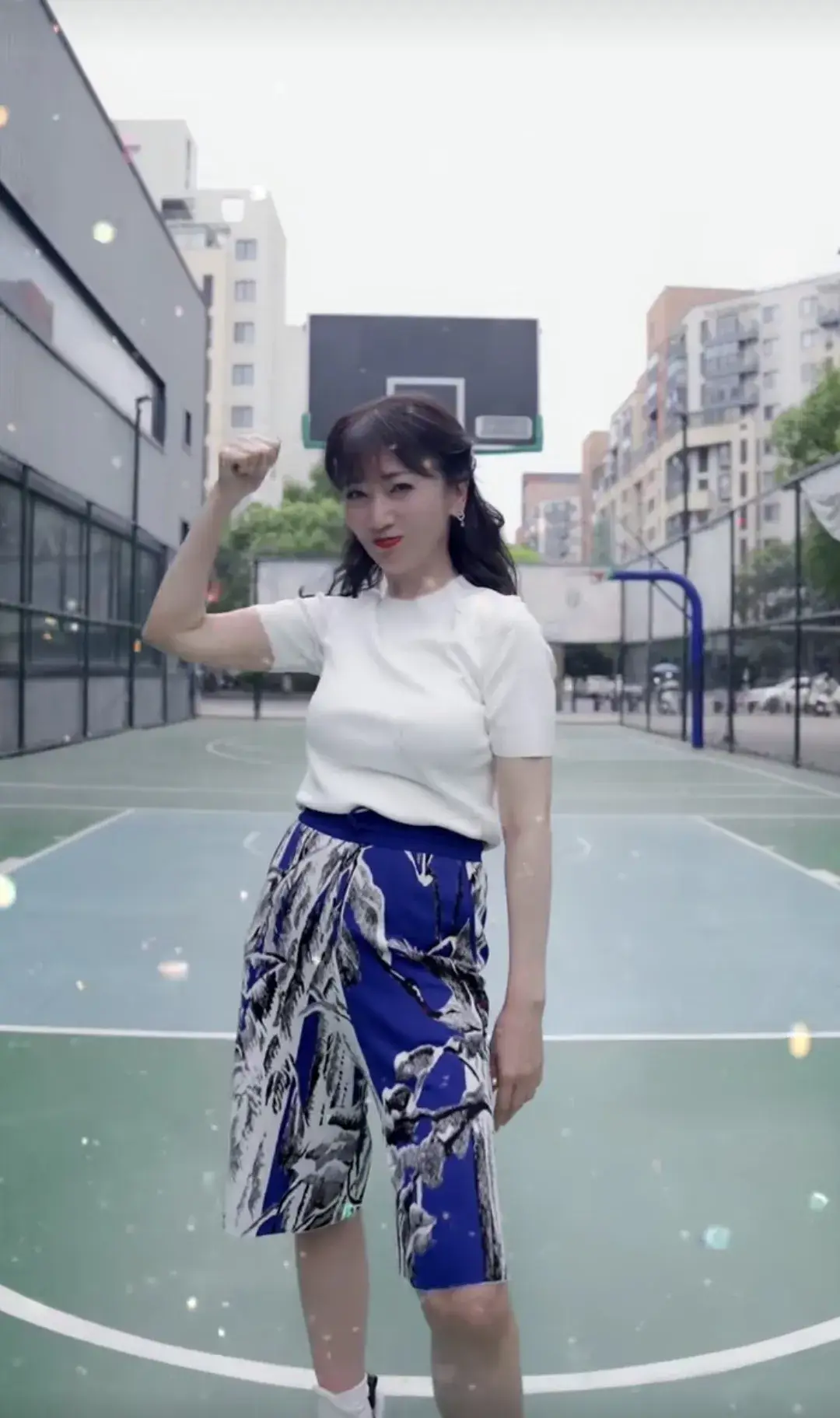 赵雅芝终于服老,穿老年花裤衩身型下垂走样,但心态年轻有活力!