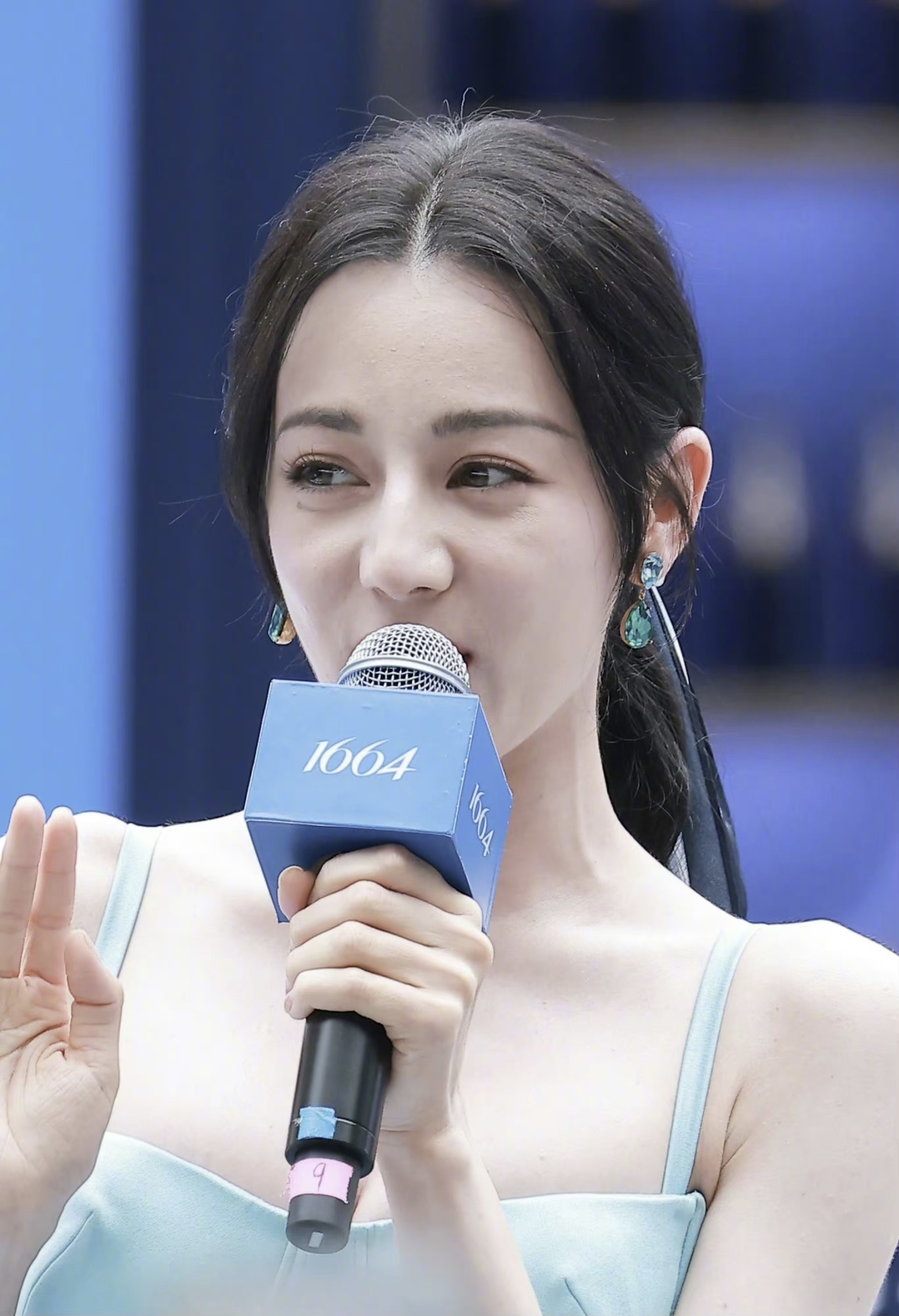 迪丽热巴# 深圳超高清生图,蓝色吊带裙,身材真的好,零瑕疵无死角[三