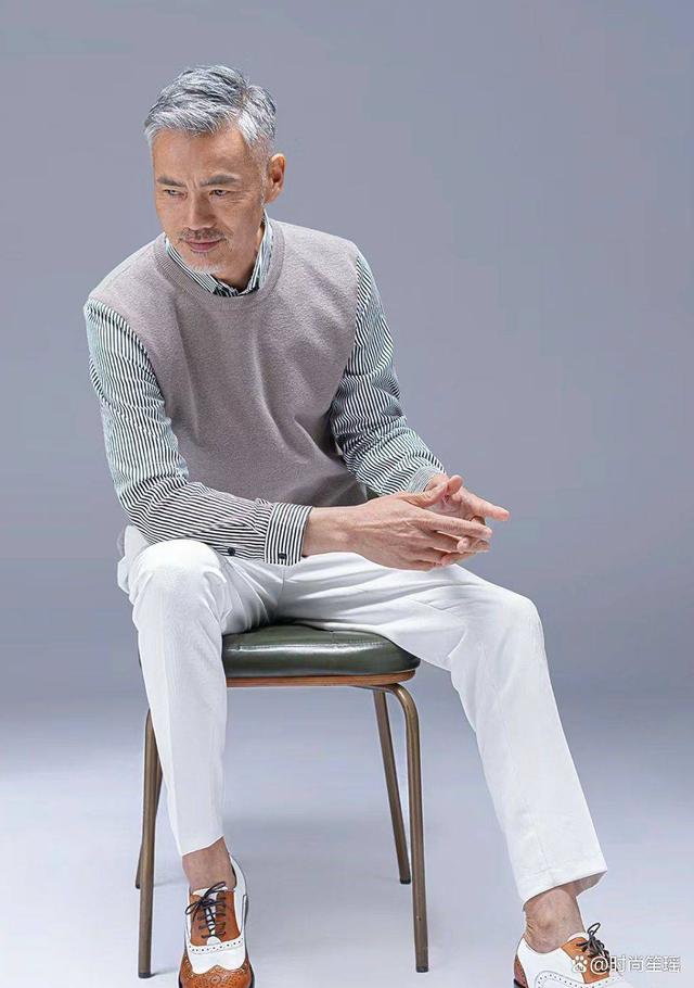 男人到了60岁,尽量少穿灰色,藏青色,多穿3种"年轻色"更减龄