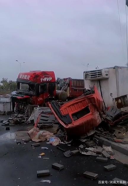 南阳这里发生一起交通事故,两大货车相撞,一辆车头被撞烂!