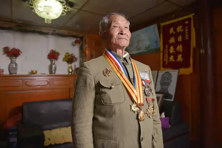 致敬摄影师为120位抗战老兵拍摄肖像老兵不死