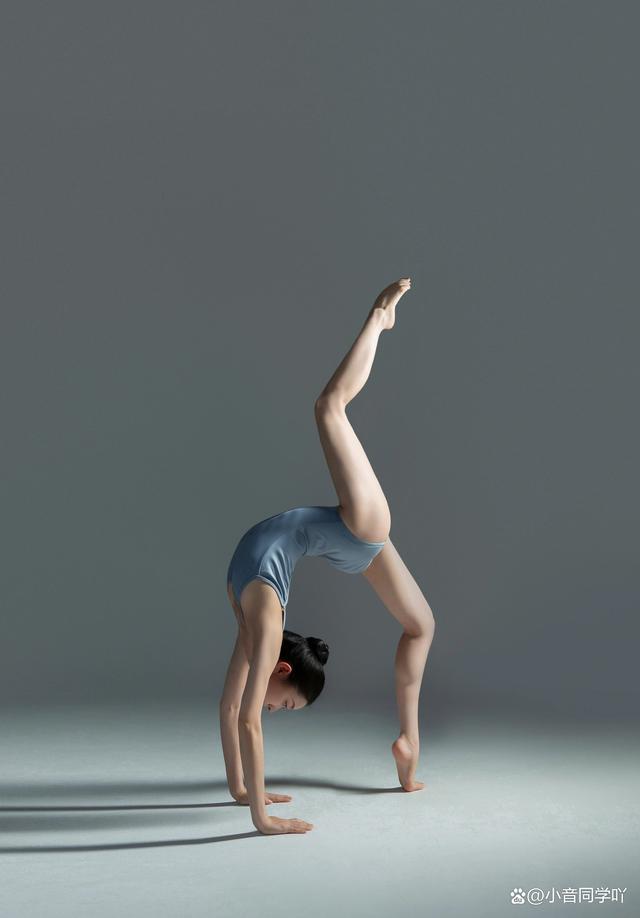 舞蹈老师靓丽的舞姿