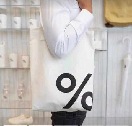 李健一家三口现身游乐园,《狂飙》之后低调如初,女儿大长腿吸睛