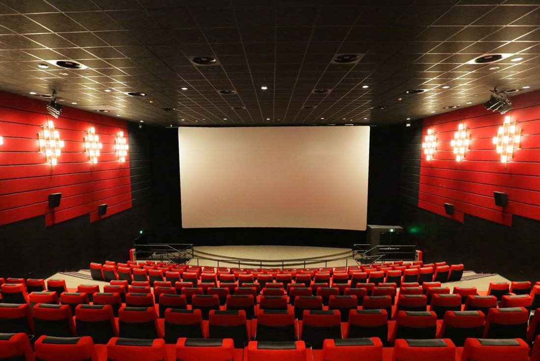 为什么很多人建议不要在电影院太亲热?放映员说出实情,让人羞愧