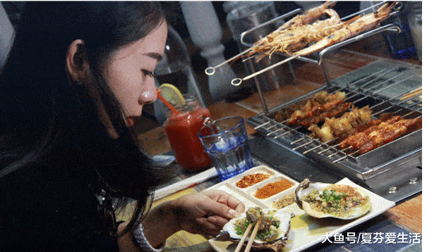 美女一人吃近千元的烤串, 站起来却说没钱, 老板的处理方法绝了