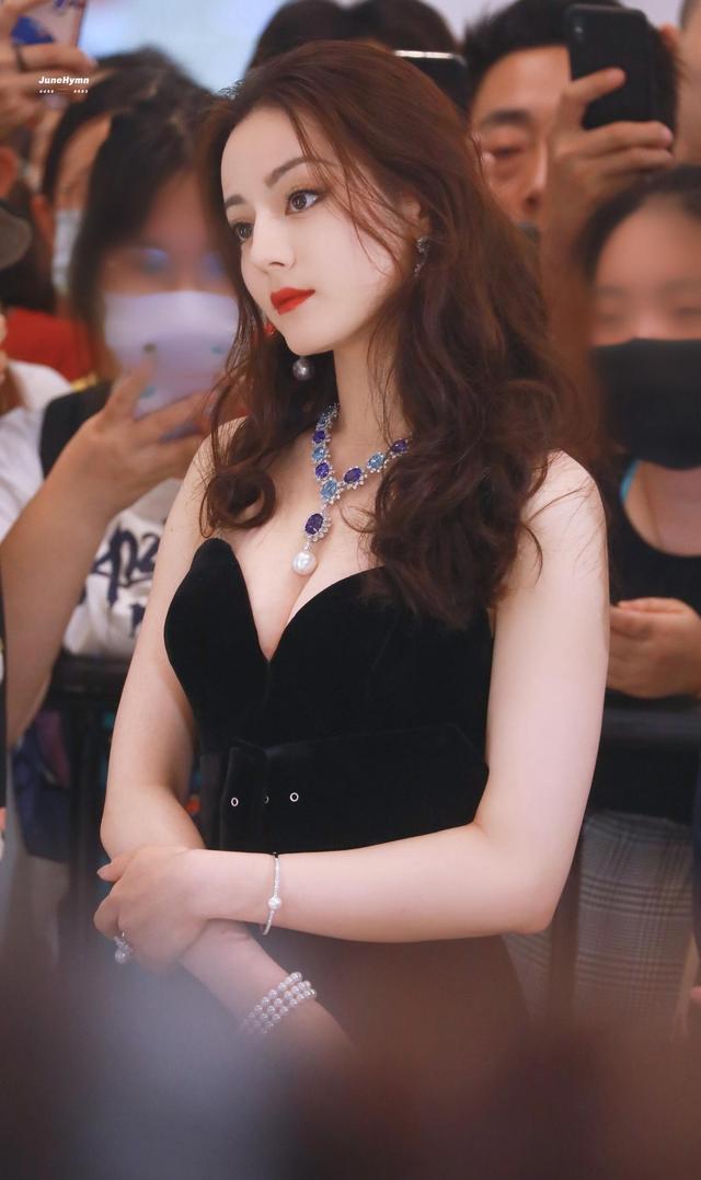 迪丽热巴真会穿,紧身包臀裙大秀好身材,这"腰臀比"太惊艳了