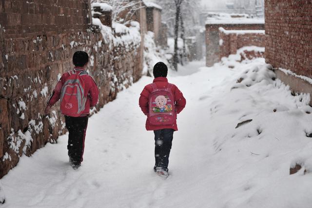 昔日步行上学的农村孩子
