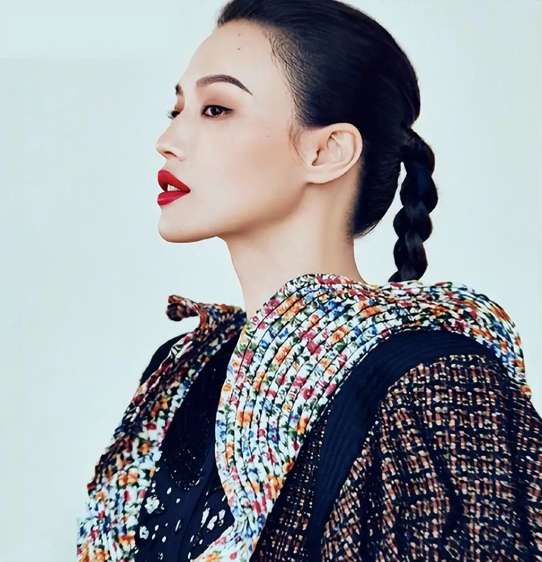 舒淇穿黄裙身材凹凸有致 妆容大气浓烈眼神温柔_时尚_艺术_展现