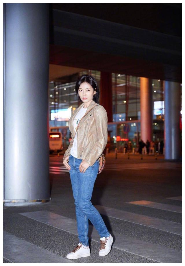 原创刘涛身高不是吹的一身黑白配简约又大气不用露腿比例照样惊艳