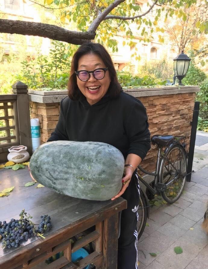杜海涛妈妈抱着大冬瓜,脸上笑开了花!网友直呼:太像杜海涛了!