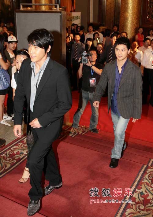 田亮陆毅捧场慈善拍卖 同门兄弟竞相举牌(组图)