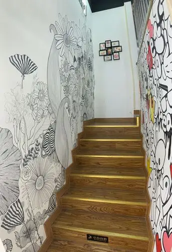 楼梯两侧手绘墙