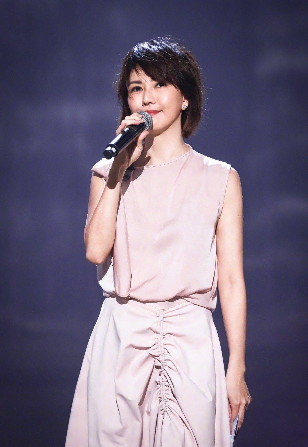 孙燕姿不愧是短发女神,印花漏肩连衣裙时尚又高级,这气质绝了_造型