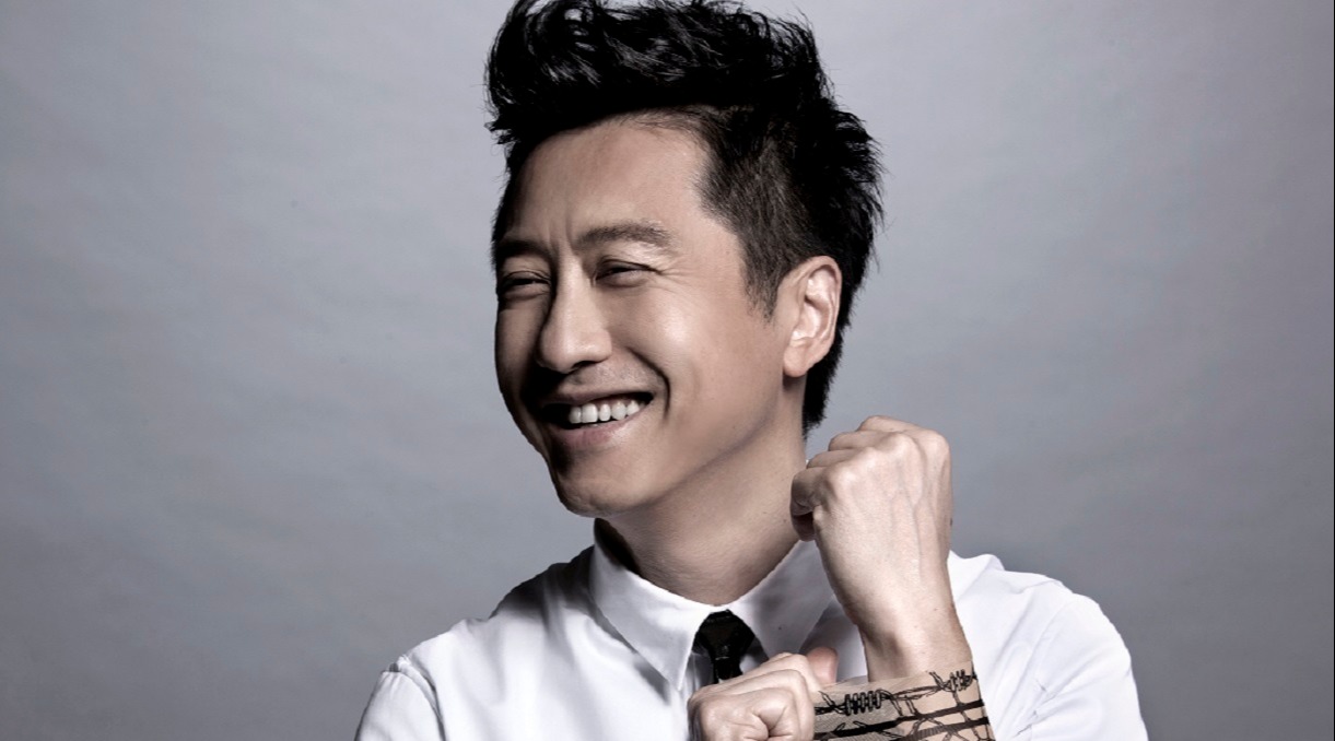 中国台湾男歌手,庾澄庆为爱女举办周岁宴,脸上带着满满爱意!