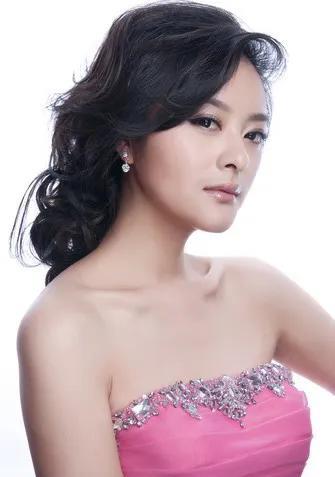 美女演员周诗璇