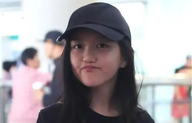 李亚鹏官宣生子后,15岁女儿李嫣晒时尚照片,网友:孩子真可怜_王菲