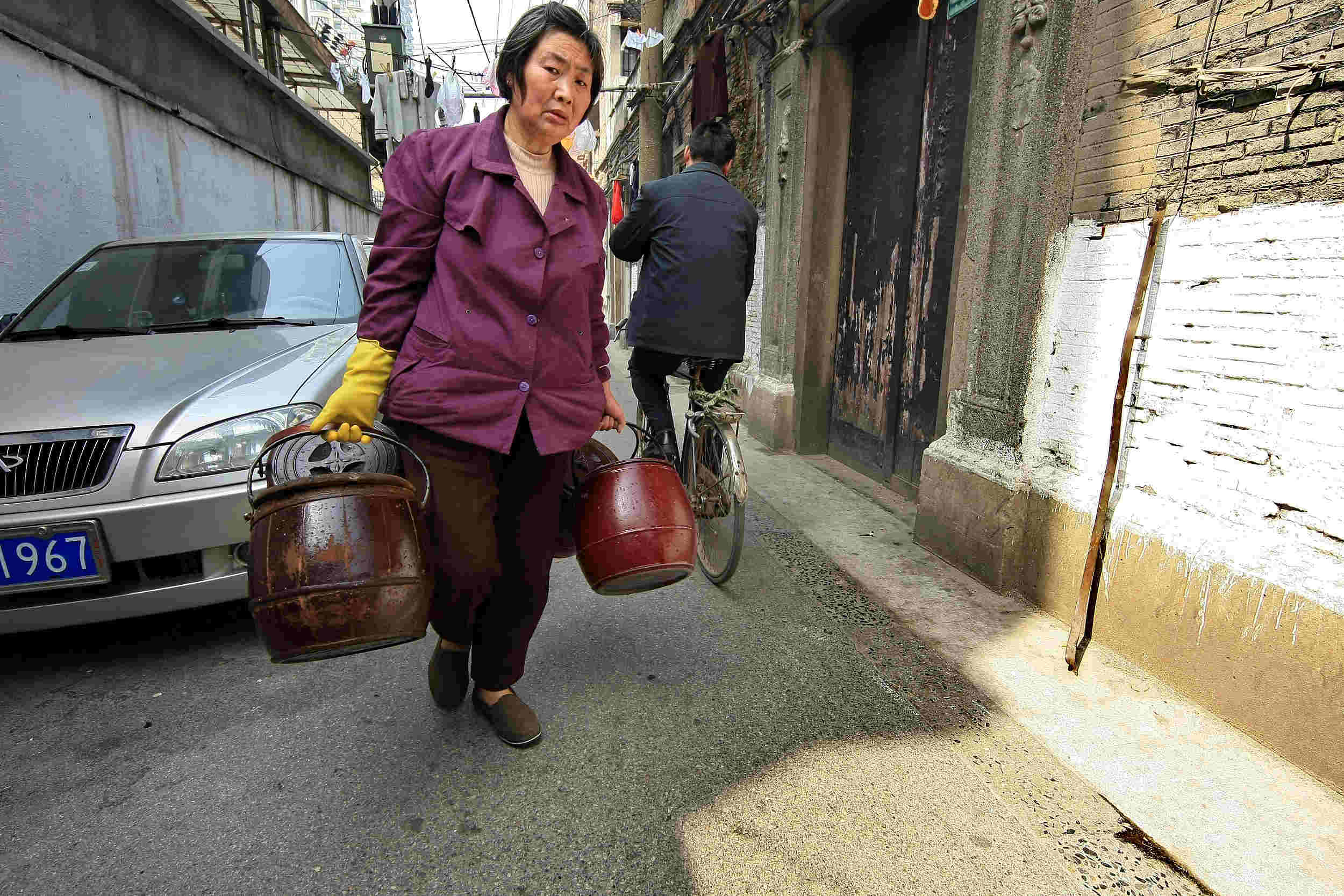 【图集】上海老城区居民与远去的"拎马桶"时代