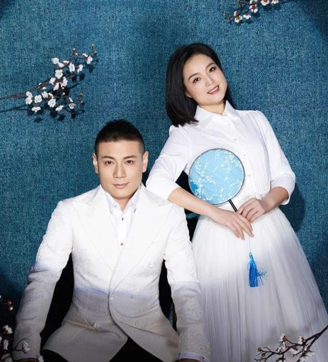 歌手白雪曾七次登上春晚,二婚嫁小8岁老公,今事业爱情两头旺