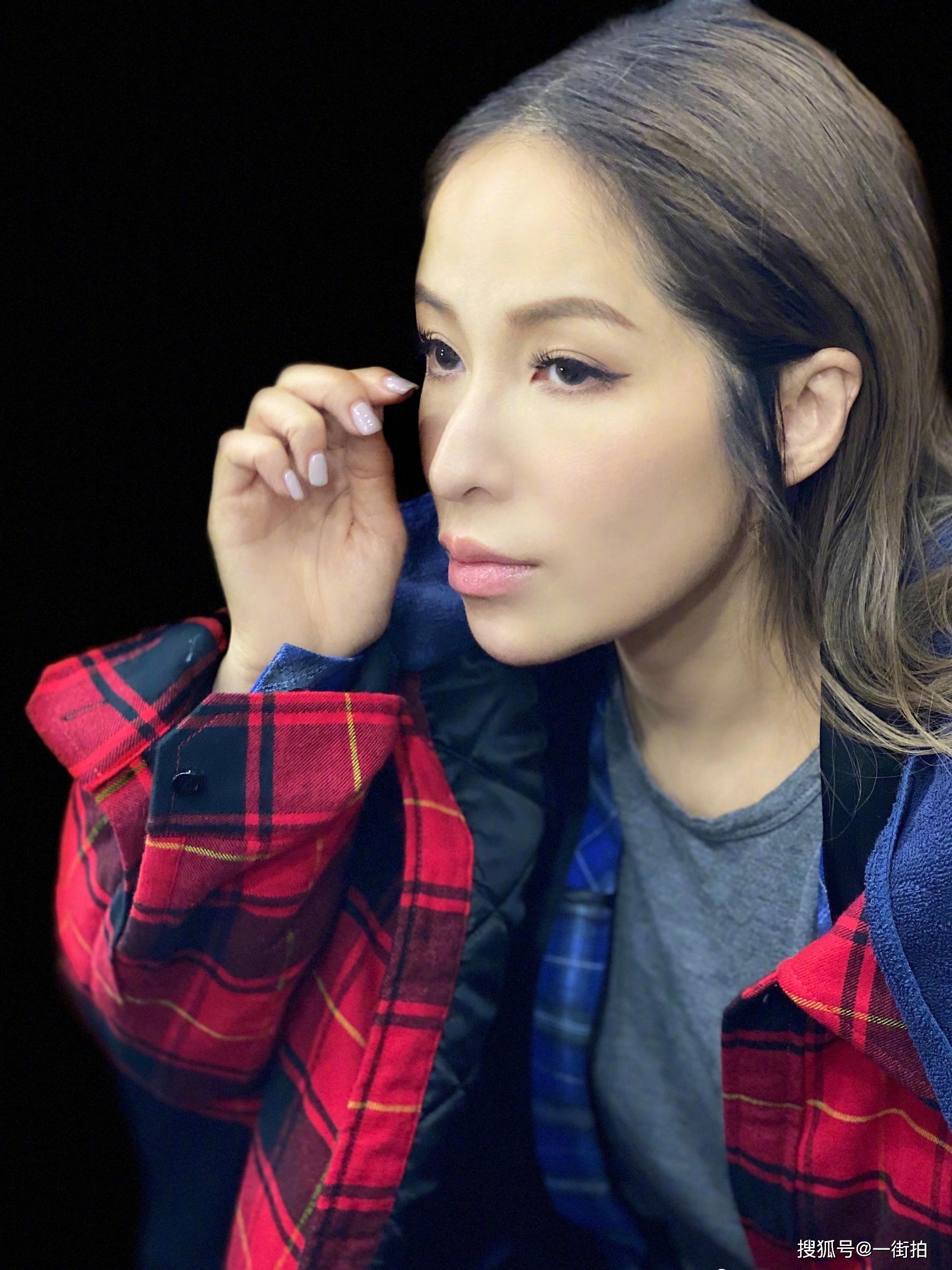 41岁萧亚轩霸气回归穿豹纹装染超浅发色被爱情滋润状态显年轻