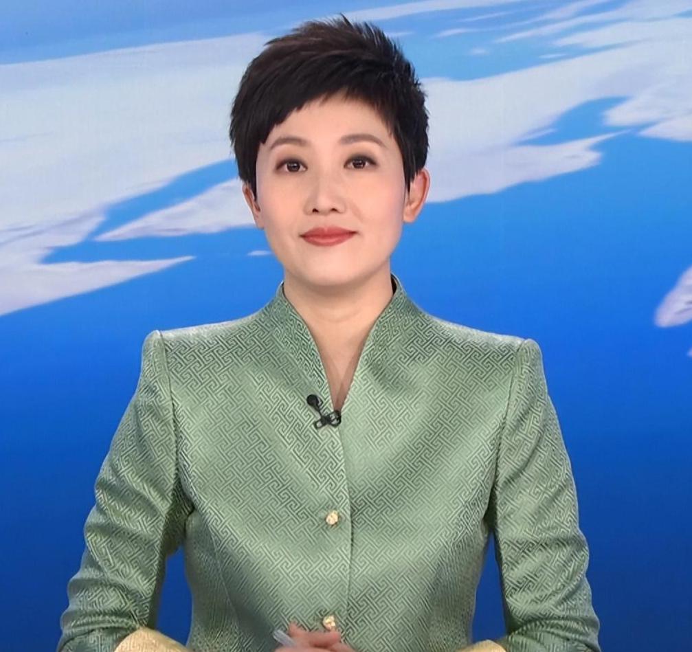 央视女主播郑天亮:事业与家庭的平衡艺术 郑天亮,央视知名女主播,以