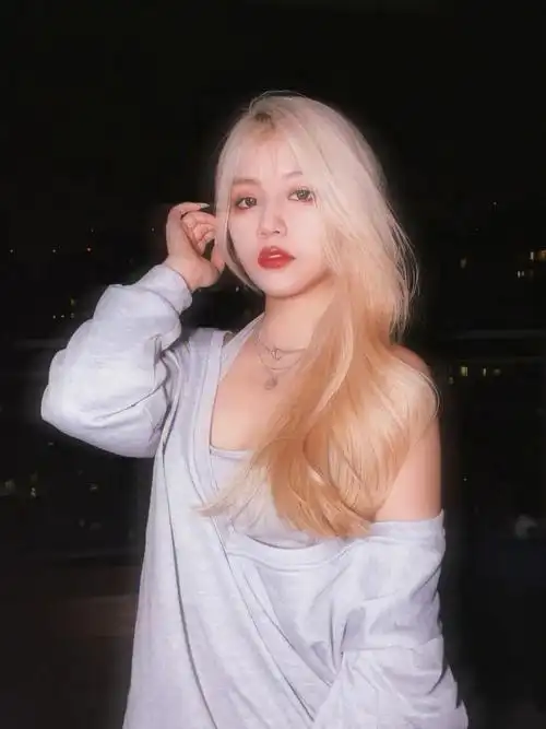 香槟金色也太显白了吧78这款神仙发色是2021非常流行的一款发色发色