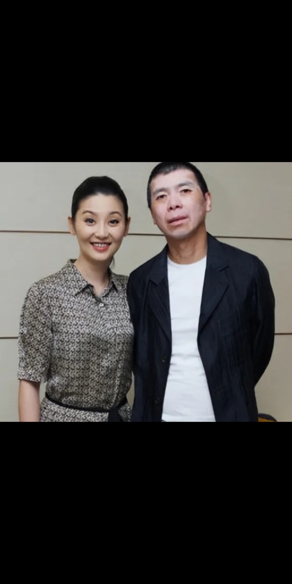 当年,冯小刚爱上了漂亮的徐帆,回家向妻子张娣提出离婚:"我爱上了别人