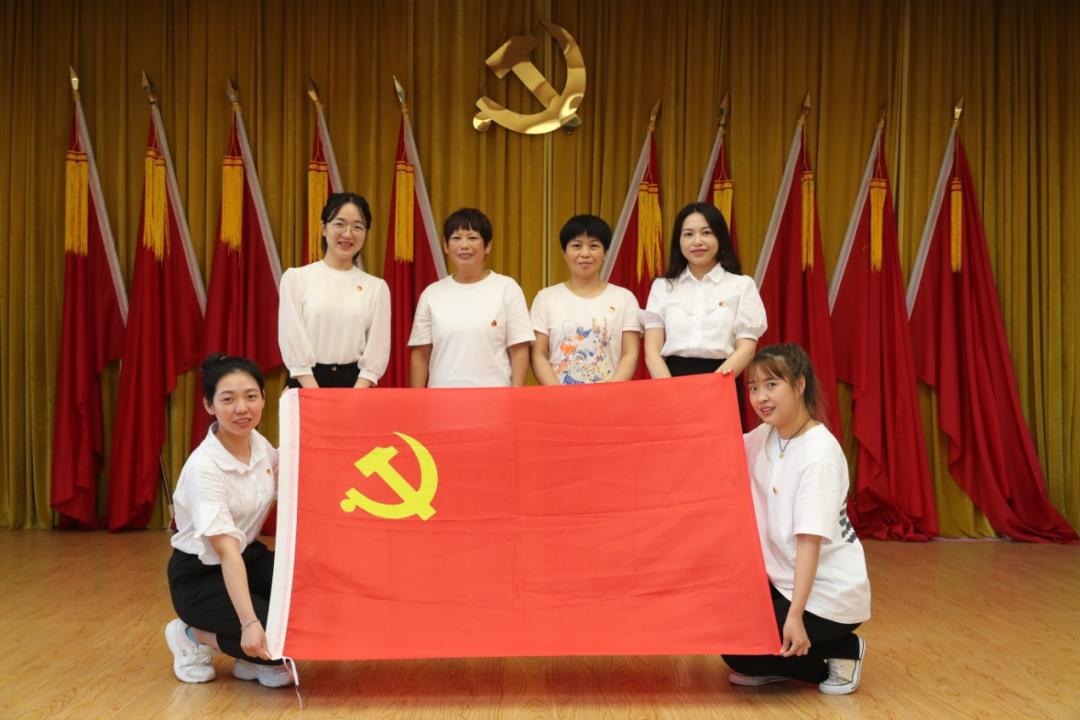 我与党旗合影党旗映初心百年传薪火