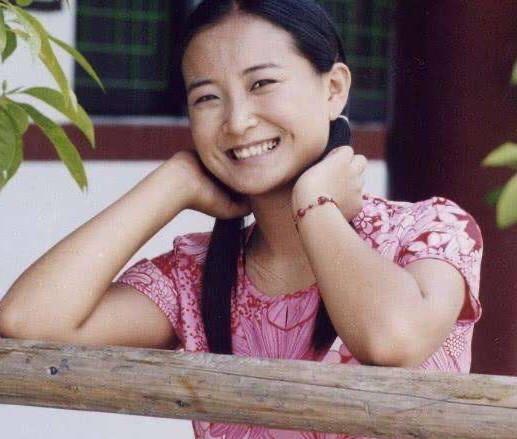 贾玲身材发福不少,看了她年轻照片,网友:惊艳到了!_身体_小时候_体重