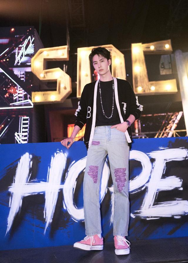 1,王一博打破"常规",穿西装配运动鞋亮相活动,造型简洁帅气