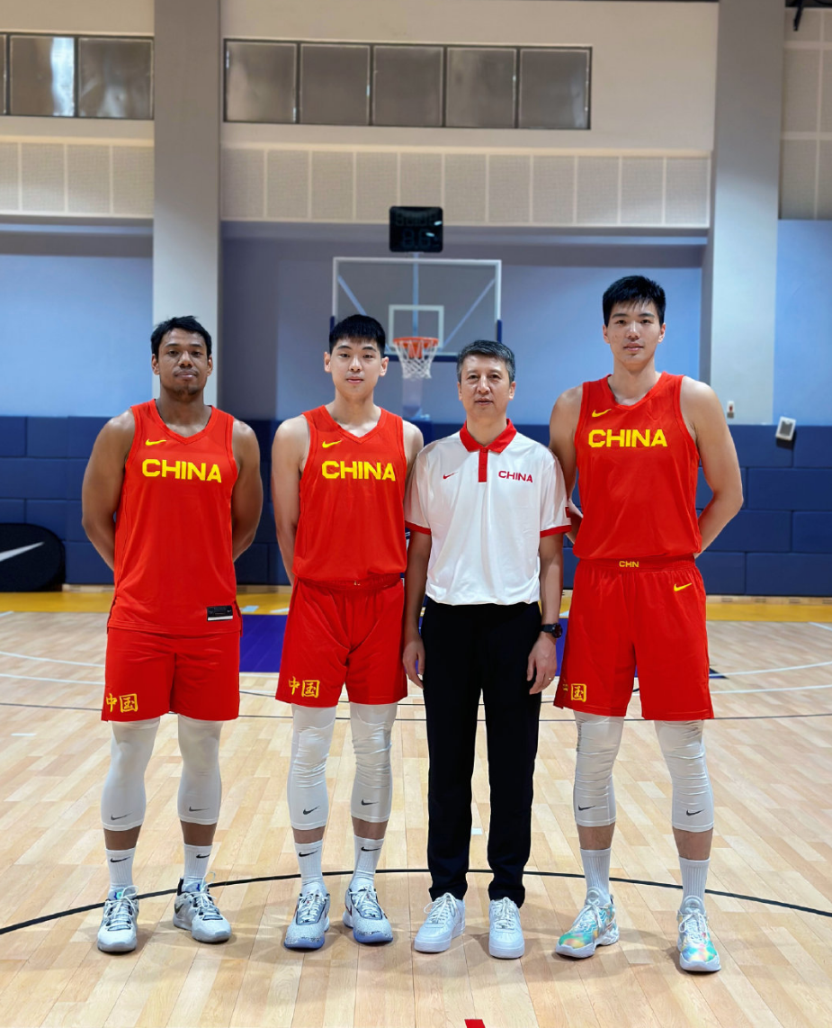 对此,网友们纷纷表示,"赵继伟,赵睿,张镇麟,胡金秋,周琦,个人理想首发