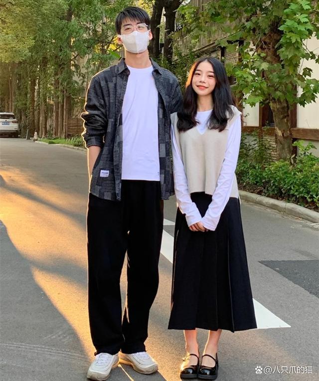高颜值情侣穿搭,158女友和178男友甜蜜同框,越看越般配