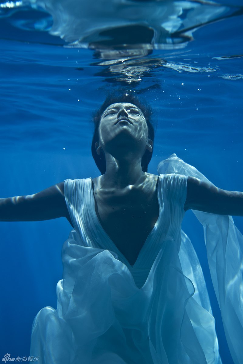 组图:吉克隽逸水下拍片 不顾眼疾敬业拍摄