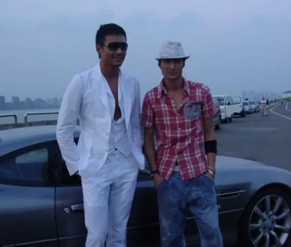 原创有一种"反差"叫胡兵胡东兄弟,弟弟身价上亿,哥哥却狱中吃牢饭