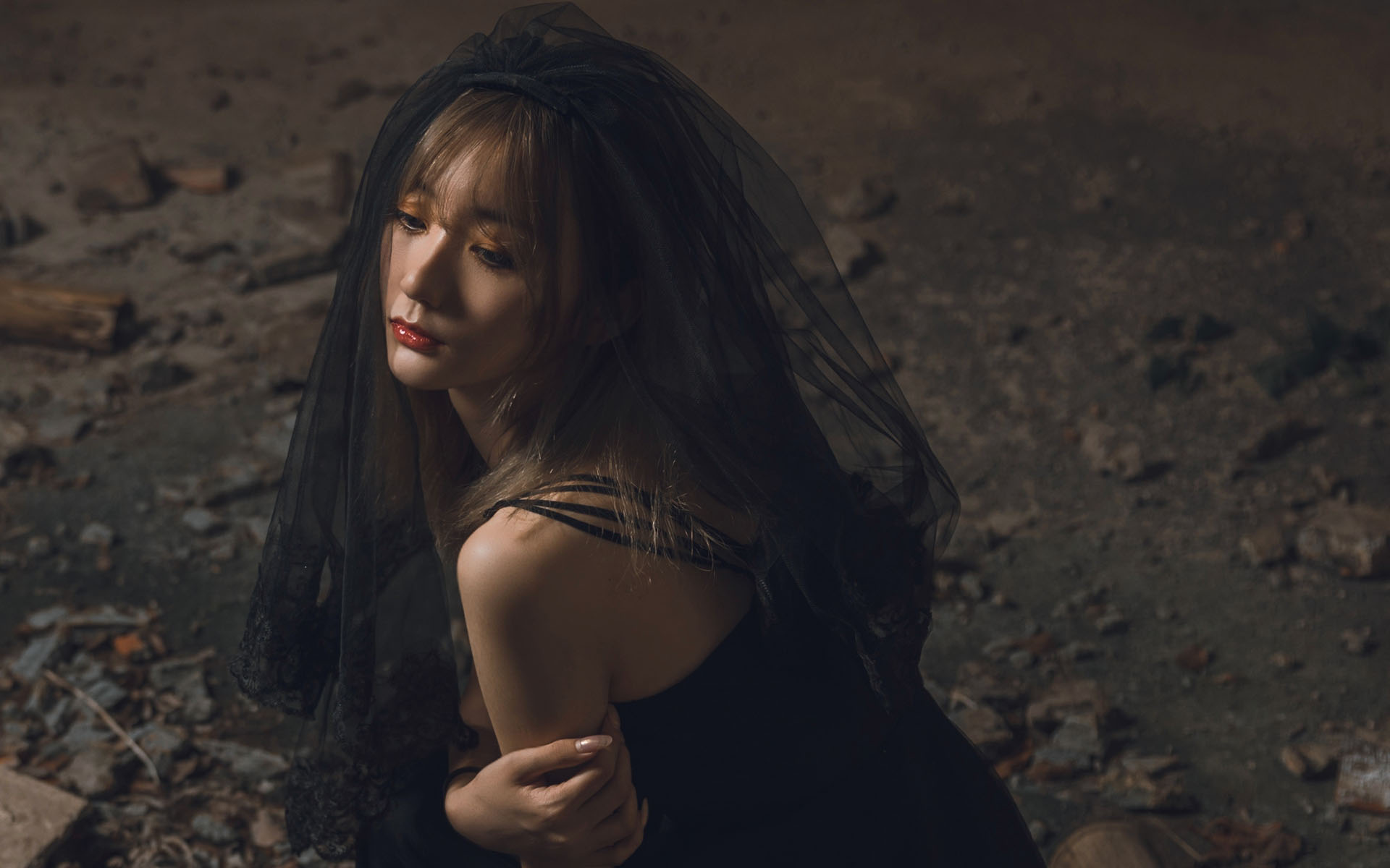 金发美女黑纱裙性感高清桌面壁纸