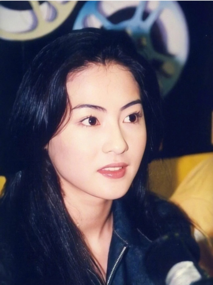 张柏芝年轻时期一直以黑长直发型示人,偶尔卷发也是浪漫温柔,令人印象