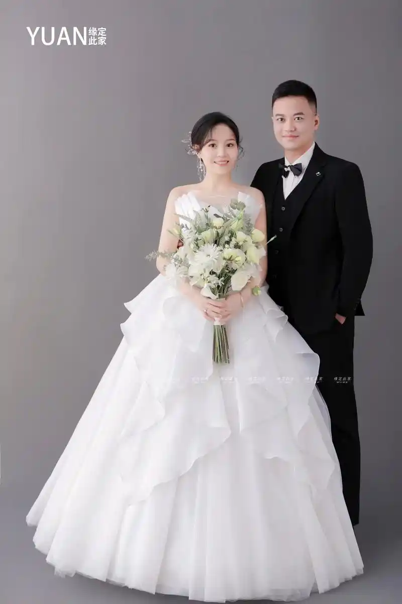 室内高定极简婚纱照 高定西装搭配唯美主白纱演绎着永不过时的极 - 抖