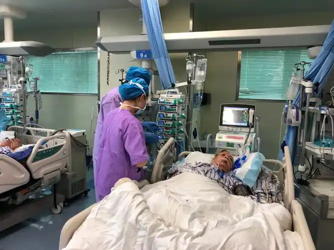 从年前一直到整个春节期间,icu几乎都是处于满床状态,医护像圆轱辘一