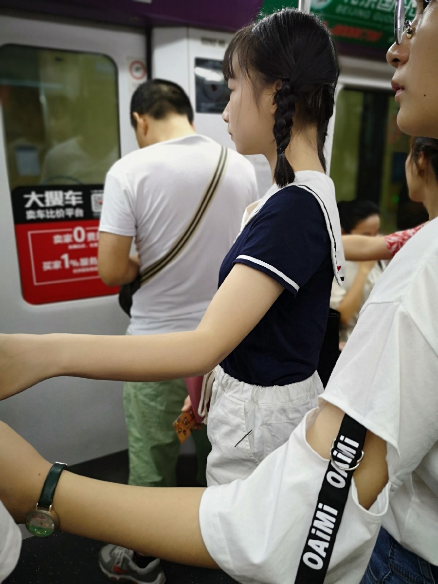 搭乘地铁的少女