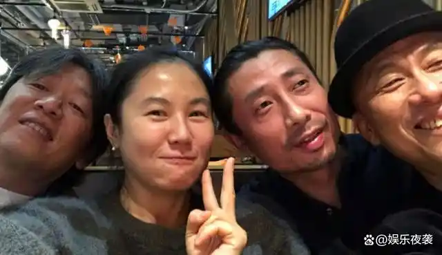 姜昕的退出让窦唯与王菲的关系更进一步,两人在圈内高调秀恩爱.