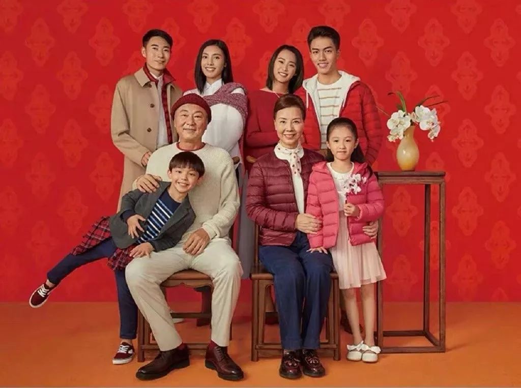 周冬雨和赵薇竟输在了中式全家福看卡戴珊一家老小和王室技巧躺