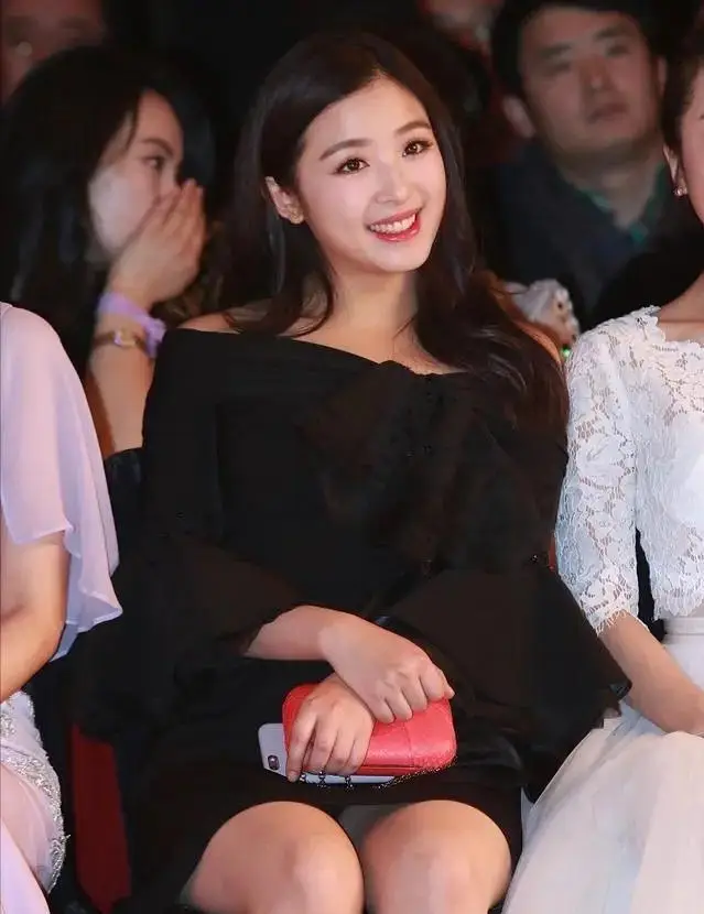 刘德华拍完戏已是深夜了,他给助理打电话:你去把张含韵带到我酒店房间