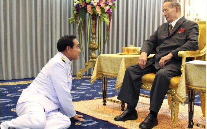 泰国见王室为什么趴着,这样难看的跪拜礼为什么没废除 本文共(945字)