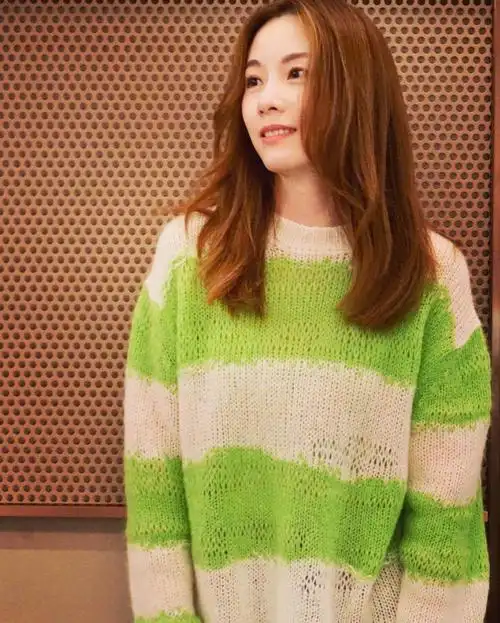 邓丽欣身穿acnestudios条纹毛衣