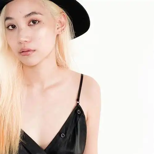 给禁忌女孩主演娜诺开一栋美图楼会持更