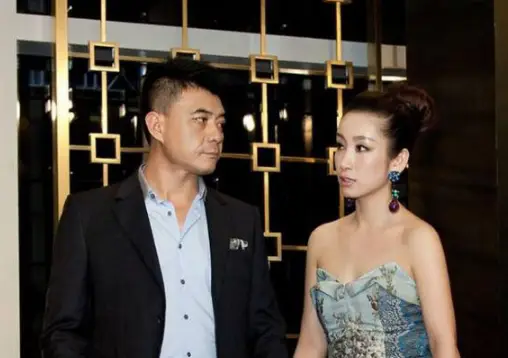 老公转身娶影后,年过半百只能和儿子相依为命_唐静